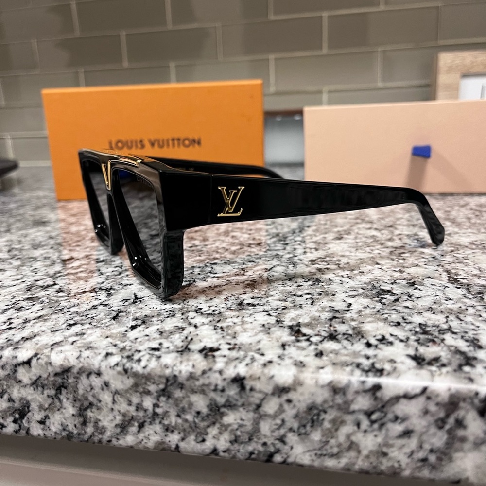 ‼️PRICE DROP⬇️ or best offer, Brand NEW LV sunglasses‼️serious inquiries only.